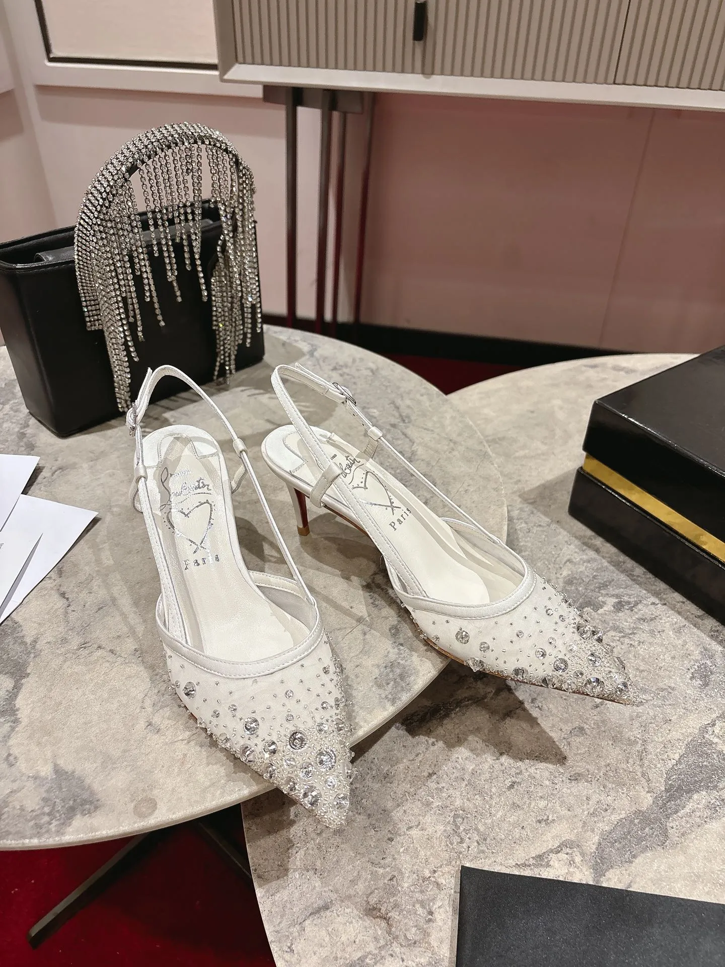 👟👟Ex-factory price 740👟👟 🆑❥∙ Mesh seam drill (single shoe)🦋✪ꫛꫀw.✔︎ This style features a slightly pointed toe made from white mesh with crystal beads and diamonds, a 65mm heel height, hand-placed crystals added to the front, and our signature Louboutin red sole with Christian Louboutin's signature and heart-shaped imprint logo on the insole. Size: 34 yards-42 yards (34.40.41.42. Customized, non-returnable and non-exchangeable‼️) Heel height: 6.5cm Color: White Apricot